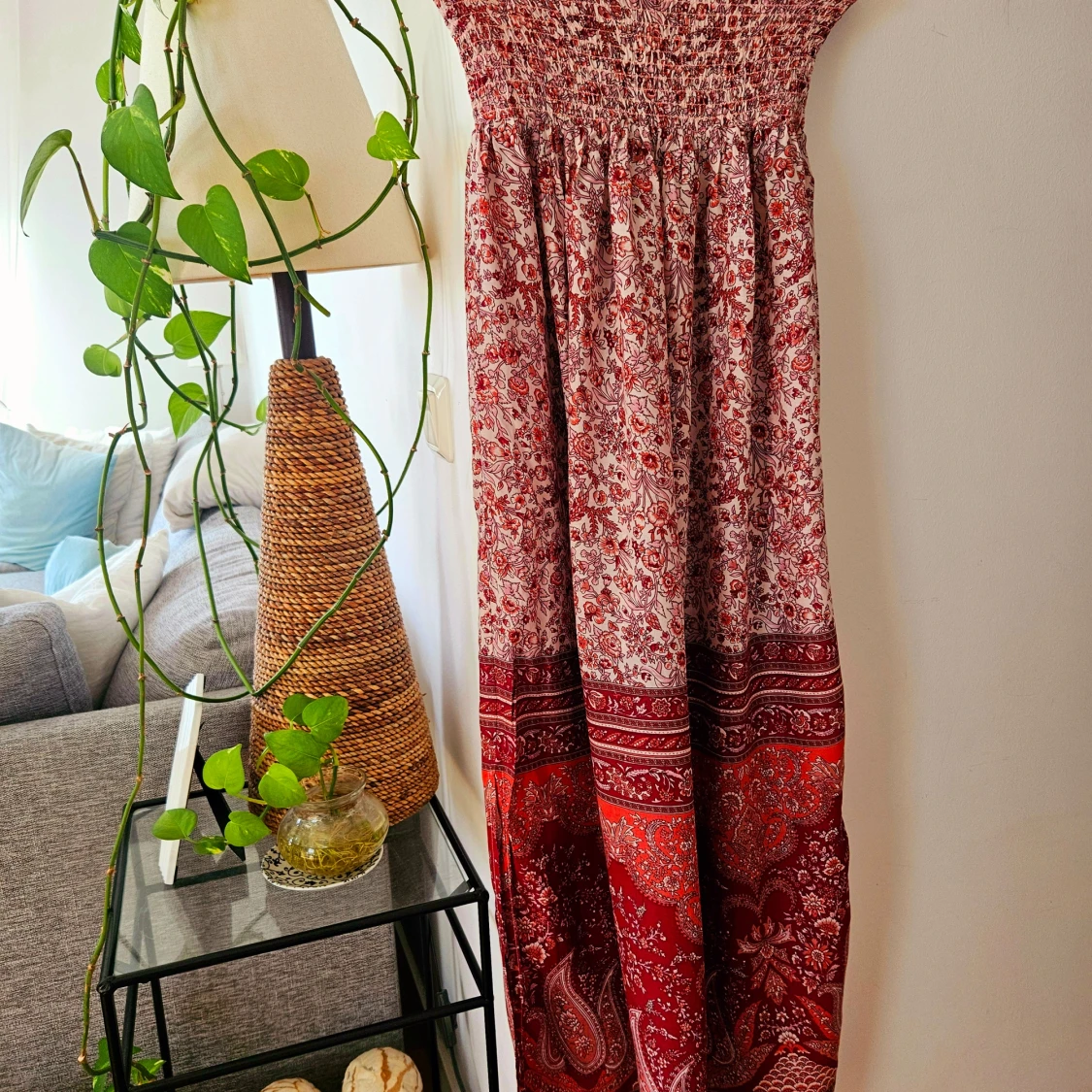 Röd mönstrad långklänning