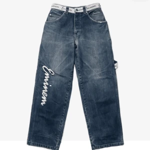 Vintage baggy jeans - Säljer ett par ljusblå jeans med eminem broderi på. Lite slitage på hälarna men man märker inte det. Pris kan diskuteras🤩