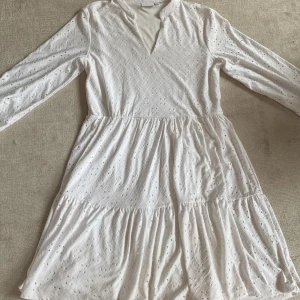 Vit klänning  - Säljer denna super gulliga klänning som passar till studenten och sommar festligheter. Den är från vila och är använd endast en gång. Köpt för 500