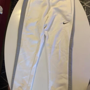 Vita mjukisbyxor från Nike - Säljer ett par vita mjukisbyxor från Nike med klassisk logga på benet. Byxorna är sjukt sköna 