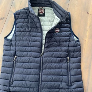 Mörkblå väst från Colmar - Säljer en mörkblå väst från colmar, perfekt nu till våren/sommaren, tunn och i väldigt bra skick. Inga defekter i storlek 52 som är M-L. Priset är förhandlingsbart. Skriv om ni har frågor!🤩💸