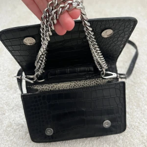 Ormskinn mönster - Svart väska med ormskinnsmönster från Don Donna som passar till allt🌟 få tecken på användning, se sista bild