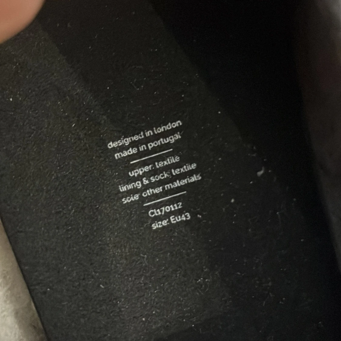 Mörkgråa tofflor i textil - 1