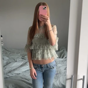 Ljusgrön spetsblus med volanger - Säljer denna super fina ljusgröna spetsblusen. Den är i super bra skick och har använts ett par fåtal gånger. Storlek 36💕