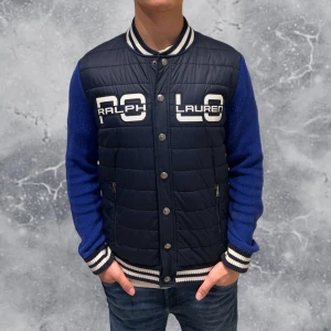 Ralph Lauren Cardigan Jacka Blå - •Ralph Lauren Cardigan Jacka Blå. Skick: 8/10, inga skador! Storlek: XL 18/20 år = S Herr. Modell: 173 cm, 65 kg. Sitter bra på modellen på bild! Authentic: ✅. Hör av dig vid frågor eller funderingar, mvh Hessler’s;)