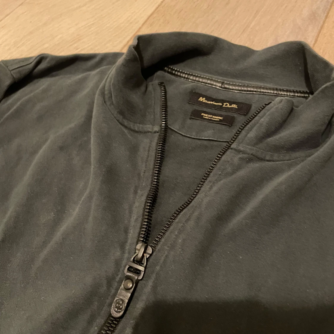 Svart fullzip från Massimo Dutti