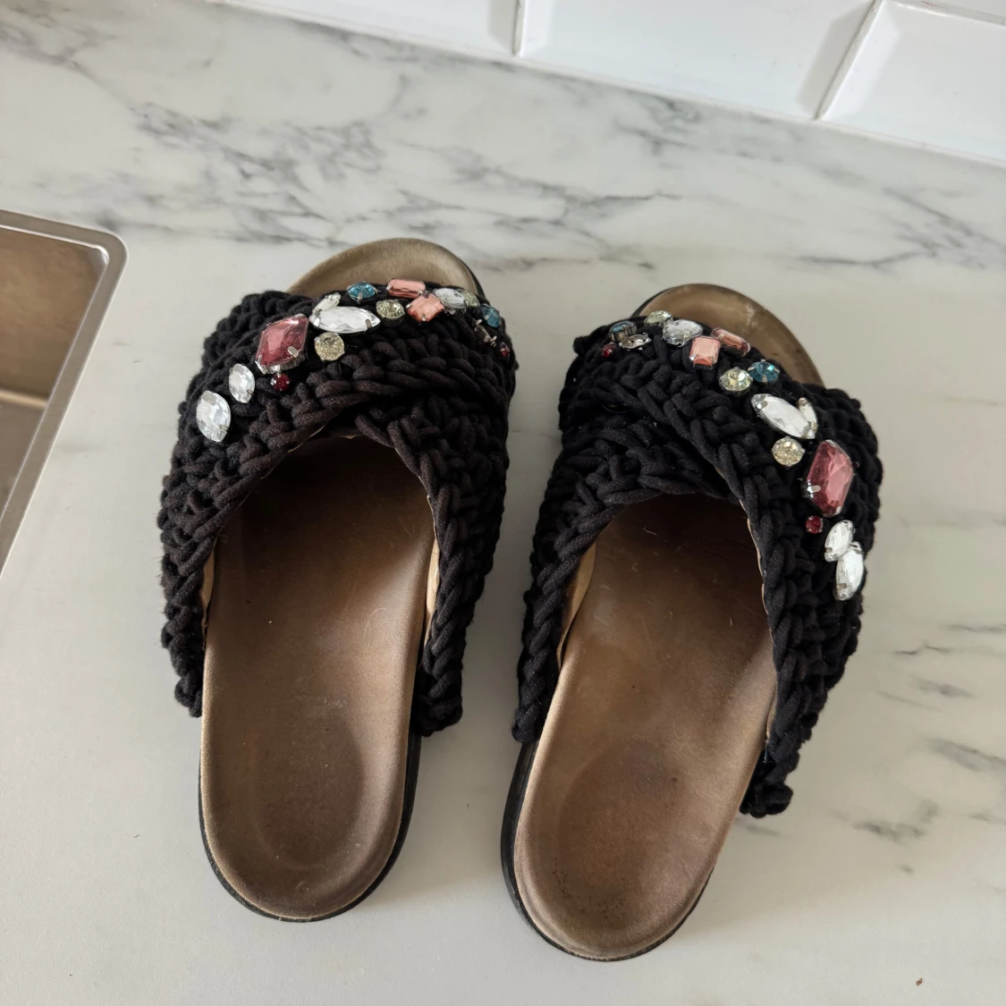 Svarta inuiiki med pärlor/stenar - 1