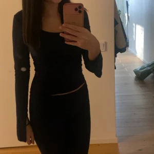 Mörkblå set från Gina Tricot - Säljer en mörkblå långärmad topp och yoga pants från Gina Tricot. Toppen har tight passform, rund halsringning och är tillverkad i mjukt stretchigt material. (Säljer setet för 289kr,kontakta ifall du vill ändast köpa ett) 💙