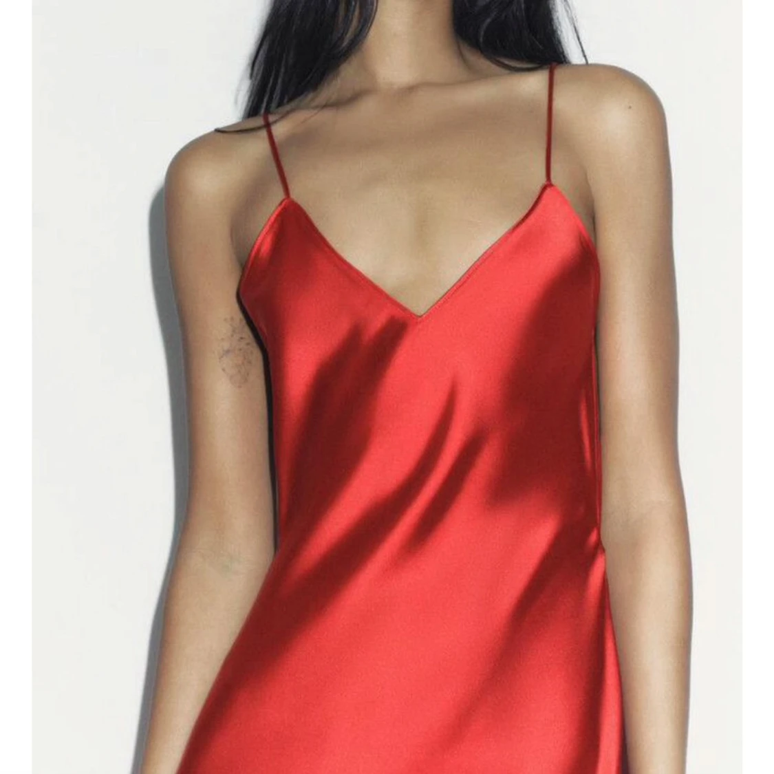 SÖKER Röd långklänning med öppen rygg från ZARA - 2