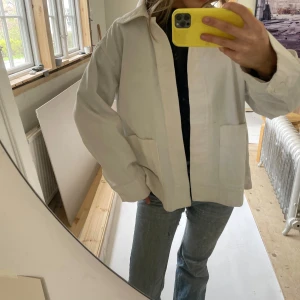 Vit jeansjacka med stora fickor -  Jackan har en rak och lite oversized passform, st xs men skulle säga M 