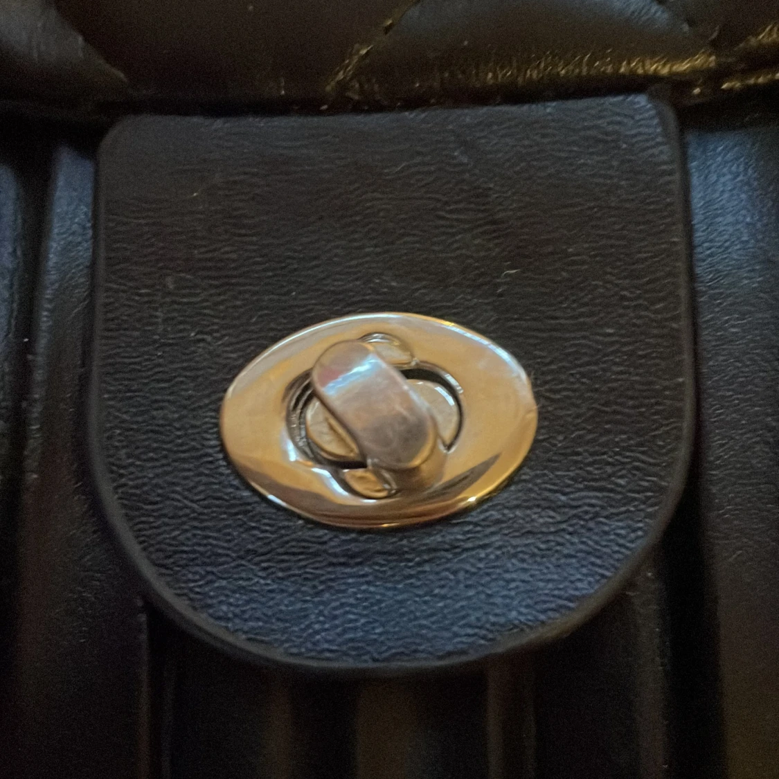 Svart quiltad axelväska med kedjerem - 2