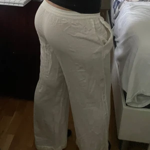Vita linnebyxor från Nelly  - Säljer ett par vita linnebyxor från Nelly💗. Byxorna är i strl 38(M), Längden: 85cm. Dem är raka med tunn mjuk material som är perfekta för sommaren som närmar sig☀️Skriv via dm vid funderingar 💬