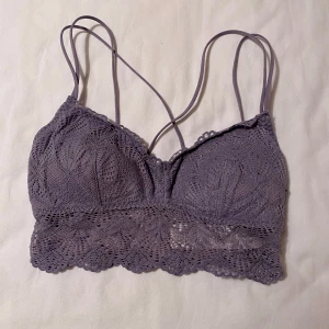 Lila spets bralette - Säljer en superfin lila bralette med spetsdetaljer och tunna axelband från Hollister. Hör av dig om du har frågor🩷