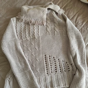 Ljus rosa  stickad tröja med patchworkmönster - Säljer en rosa stickad tröja med olika stickade mönster och strukturer. Tröjan har lång ärm Perfekt för dig som gillar unika detaljer och mysiga plagg. Den är vintage och väldigt cool…. 