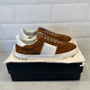 Valentino Flycrew (Helt Nya) - Valentino Flycrew skor HELT NYA | Storlek 41 | Fråga om innermått vid osäkerhet | Ingår: Dustbag och kort | Hör av dig vid frågor eller funderingar! 