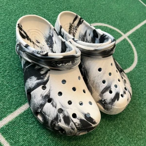 SVARTVITA CROCS - Svartvita crocs i storleken 40. Sänkt pris på grund av deffekter på sulan-se bild 3.