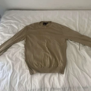 Oscar Jacobson Kashmir Tröja  - Beige Oscar Jacobson Kashmir Tröja i storlek M. Använd men är fortfarande i ett mycket bra skick. Skriv för mer bilder och information. Priset går såklart att diskutera 👍