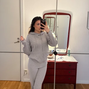 Grå croppad hoodie - Säljer en ljusgrå croppad hoodie med huva och ribbade detaljer. Tröjan har långa ärmar och en avslappnad passform, perfekt för en chill och bekväm stil. Passar dig som gillar en enkel men snygg look. Är från lager 157. Är i storlek XS. Är i fint skick dessutom.☺️
