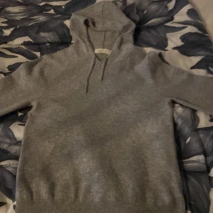 Kashmeere hoodie från sayless  - Nyskick 10/10. Använd 1-2 gånger men säljer nu för den är för liten. Hör av er vid frågor 