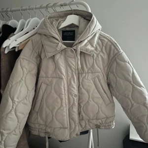 Grön/grå quiltad jacka  - Jätte fin jacka, knapparna har gått av där luvan fästs men den går fortfarande att ha på. man kan även ta av luvan. skriv för intresse ❣️❣️❣️
