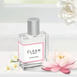 Nyskick! CLEAN Classic Flower Fresh parfym - Nyskick! En fräsch och blommig parfym från CLEAN Classic med citrusnoter, gardenia och jasmin. Flaskan är transparent med silverfärgad kork och har en stilren vit etikett med rosa ram. Doften är vegansk, miljömedveten och djurvänlig. Endast öppnad och sprayad en gång, tyvärr inte min doft. Nypris 525:-