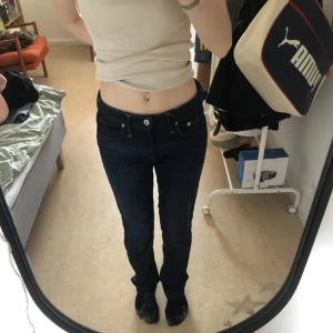 Lågmidjade jeans - Lågmidjade jeans som är typ raka och lite utsvängda. Det är inte jättetjockt tyg. Skriv för midje och innerbensmåttet.  Använd gärna köp nu