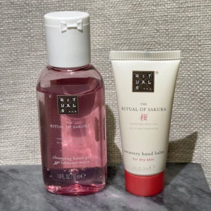 Nytt! The Ritual of Sakura handgel och handbalsam - Nytt! Set med The Ritual of Sakura cleansing hand gel (50 ml) och recovery hand balm (20 ml) från Rituals. Handgelen är rosa och kommer i en genomskinlig plastflaska, medan handbalsamet är i en vit tub med rosa detaljer. Båda har en fräsch och blommig doft. Perfekt att ha med sig i handväskan. Väldigt dryga och räcker längre än man tror. 🌸