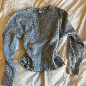 Ljusblå stickad tröja  - Ljusblå stickad tröja som är lite cropped, från H&M 💕💕