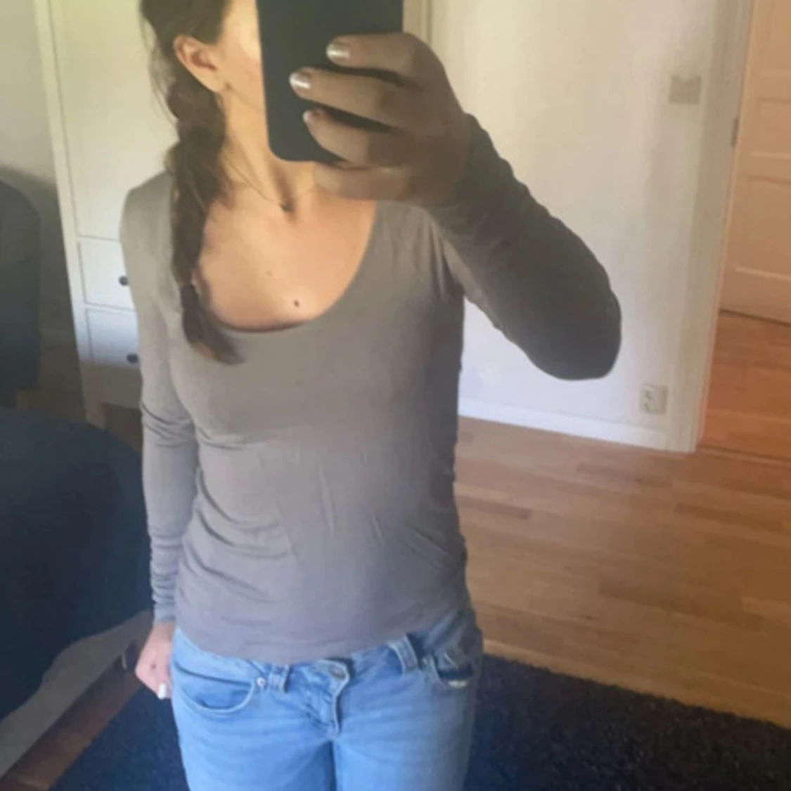 Grå långärmad topp med urringning - 1