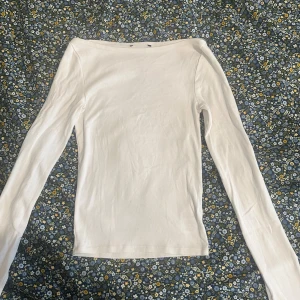 Vit långärmad topp  - Säljer en enkel och stilren vit långärmad topp i mjuk bomull. Perfekt basplagg med rak passform och rund hals. Passar till allt och är superbekväm att ha på sig. Användt få gånger. 