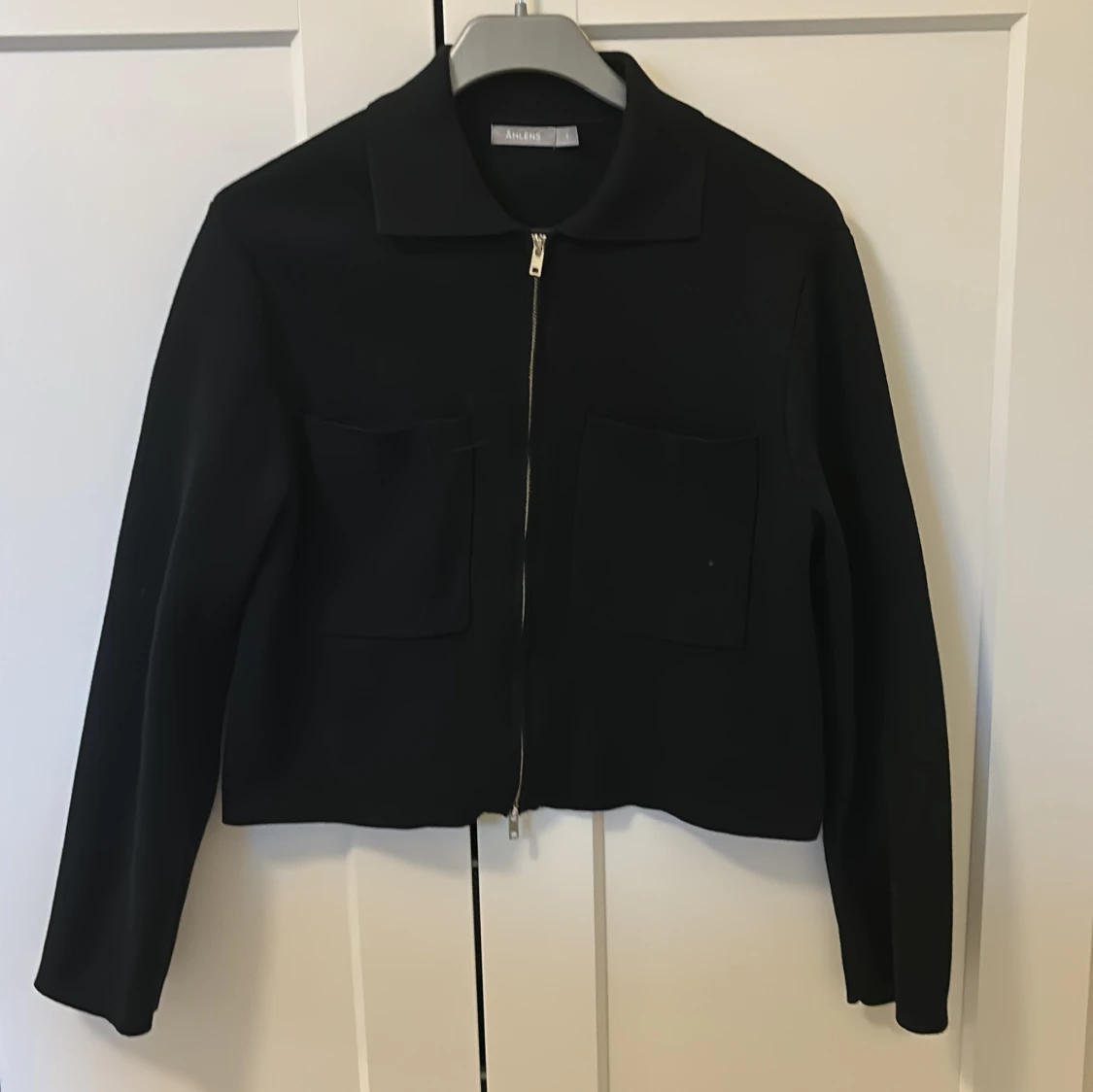 Svart cardigan/kofta med dragkedja