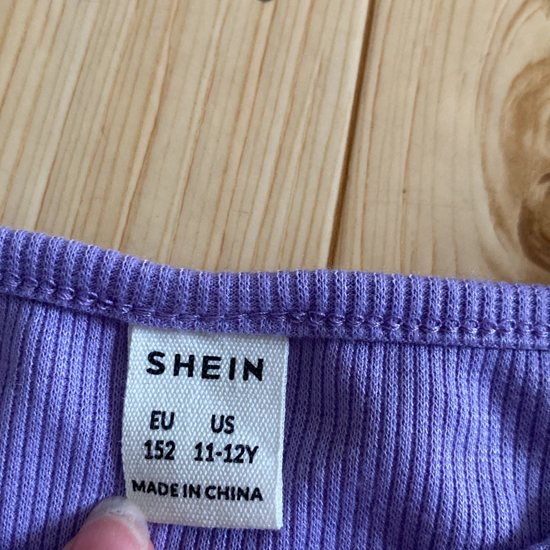 Två croppade t-shirts med fjäril från SHEIN - 3