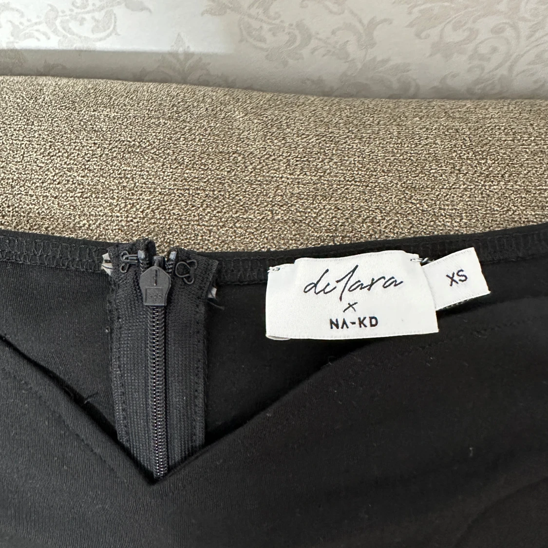 Svart offshoulder klänning från deJara x NA-KD - 2