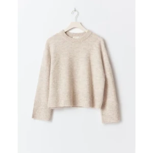 Beige stickad tröja med ribbade detaljer - Mysig beige stickad tröja med rund halsringning och ribbade muddar vid ärmslut och nederkant. Tröjan har en avslappnad passform och är perfekt för både varma och kalla dagar. Tröjan är helt slutsåld därav priset❤️