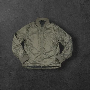 Olivgrön bomberjacka från Filippa K - Snygg olivgrön bomberjacka från Filippa K med klassisk ribbad krage, muddar och dragkedja framtill. Jackan har fickor med dragkedja och en ärmficka med dragkedja. Perfekt för dig som gillar stilren och enkel design.