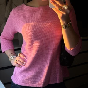 Rosa tröja från COS - Suuuper fin ljusrosa topp från COS med trekvartsärm, kommer inte till användning tyvärr😩💗💗💗