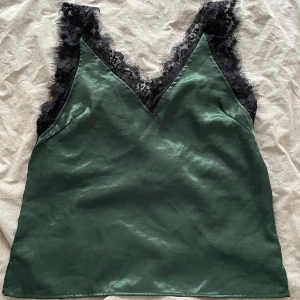 Grön fest top - Jätte söt mörkgrön fest top, köpt på sellpy men aldrig använd sen köpet. Lätt att klä upp och klä ner beroende på tillfället. Passar S-M. 