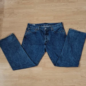 Levi's 501 jeans blå  - Ett par skit fina Levi's 501or som inte används för dem är generellt för stora. Nästan i helt nytt skick då jag knappt har använt dom. W34 L30. Dem är ett par straight leg jeans som betyder att dom sitter lite mer löst runt benen. Skriv ifall ni har några frågor! (kan gå ned i pris ifall de behövs)