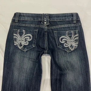 Lågmidjade bootcut missme jeans - Midja 37 cm rakt över, gren 19 cm o innerben 76 cm🩷Liknar miss me jeans men är inte det. Skriv om du har frågor