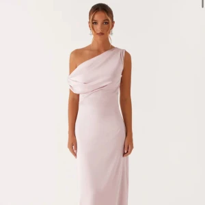Ljusrosa långklänning i satin med oneshoulder - Klänning från Peppermayo aldrig använd storlek 38
