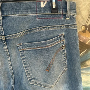 Blå Dondup George - Säljer ett par klassiska blå jeans från Dondup med en fet tvätt. Nästan helt nya. Perfekta för dig som gillar en smal passform och stilren look. Priset är ej hugget i sten, Skriv till mig vid funderingar!🤝🎉