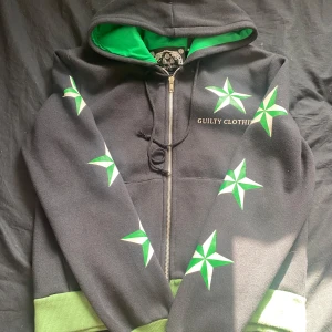 Fett Svart hoodie från Guilty Clothing - Jätte snygg zip up från guilty clothing knappt använd köpt på xplosion skriv om ni undrar något