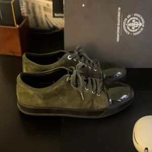 Lanvin patent cap toe  - Lanvin skor i UK 7, motsvarande 41 men då dessa är stora i storlek passar de normalt 42-43. Skösnören medföljer. Pris: 1900kr. Bra skick.