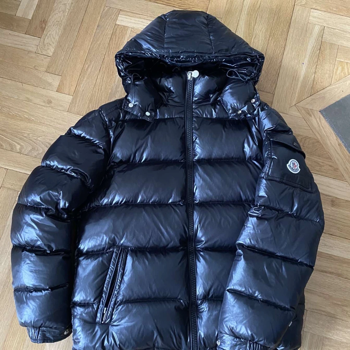 Svart dunjacka med huva från Moncler