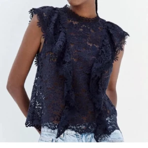 Mörkblå blus från zara i bra skick - Säljer en mörkblå blus från Zara. Endast använd fåtal gånger och i väldigt bra skick med inga defekter.