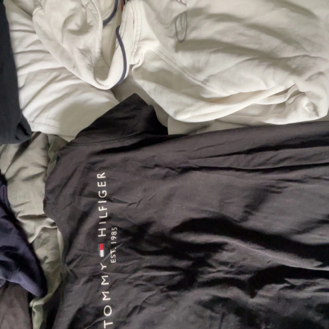 Svart hoodie från Tommy Hilfiger även flertalet märkeskläder - 3