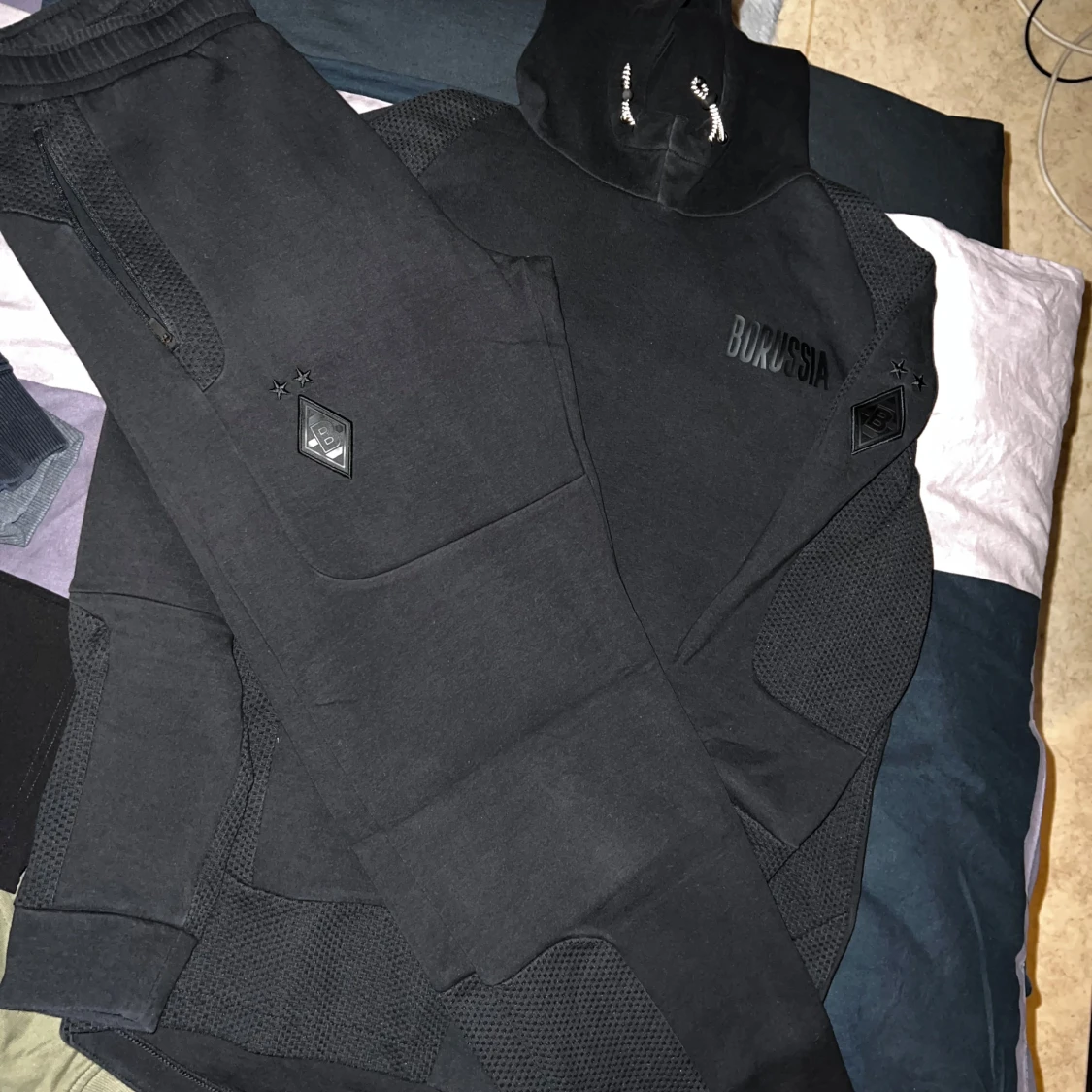 Svart hoodie och byxa från Borussia