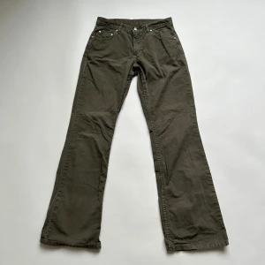 Gröna byxor - Gröna jeans/byxor. Midwaist. 36 cm midja tvärs över, 80 cm innerbenslängd.