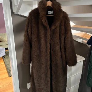 Brun pälsjacka från NA-KD - oversized brun fuskpäls från chloe shutermans kollektion! NYSKICK!🐻✨