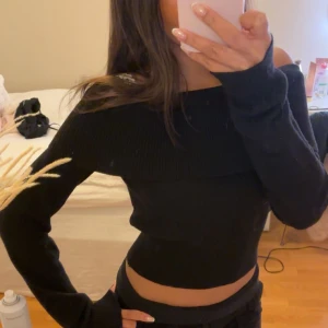 Svart ribbad offshoulder tröja - Snygg offshoulder tröja som inte kommer till användning användning. Bra skick🥰